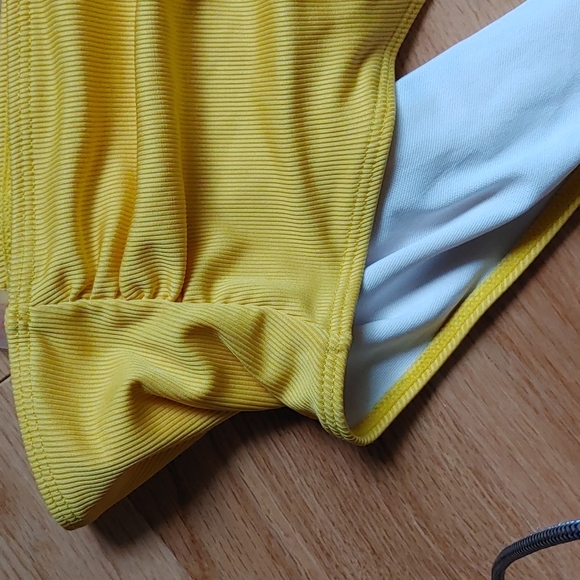 Romwe. Bikini bottom. Size small. Yellow - Picture 3 of 5